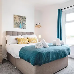 Holiday home Chesshyre - Tv In Every Bedroom!, Swansea