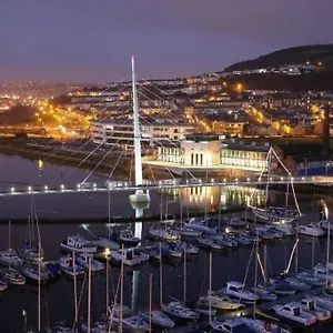 Apartment Luxe Living Guest House-sleeps 6 -family Friendly-private Parking-wifi-city-beach, Swansea